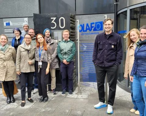 Gruppe von Studierenden des Executive Master of Laws (LL.M.) im Wirtschaftsstrafrecht vor dem Gebäude von OLAF in Brüssel, während einer Studienreise im September 2024.