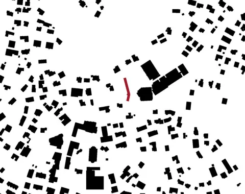 Schwarz-weißer Lageplan mit Gebäuden in Eschen, Liechtenstein. Ein hervorgehobenes Gebäude in Rot zeigt den Standort des Strickbaus an der Kapfstrasse.