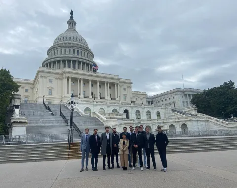 Gruppe von Studierenden der Universität Liechtenstein vor dem Kapitol in Washington, D.C. während einer Studienreise zur Erkundung der Finanzwirtschaft.