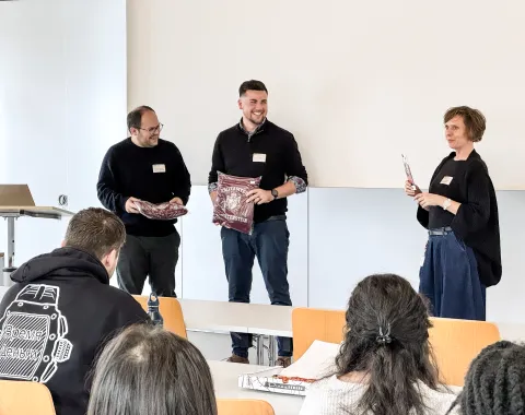 Übergabe Uni-Hoodie als Dankeschön - Alumni-Talk Master Wirtschaftsinformatik 