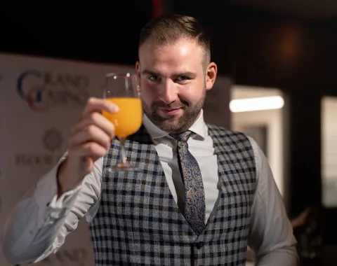 Gast-mit-Getränk-Abendveranstaltung-Universität-Liechtenstein