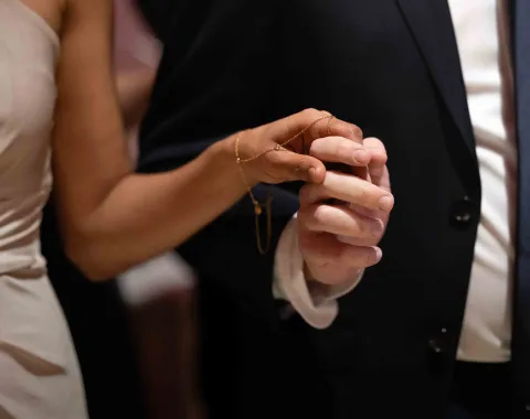 Haende-Tanzpaar-Goldarmband-Uniball-Liechtenstein