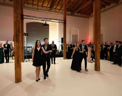 Junge-Paare-bereit-zum-Tanz-Uniball-Liechtenstein