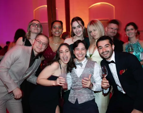 Junge-Gruppe-lacht-Posiert-Uniball-Liechtenstein