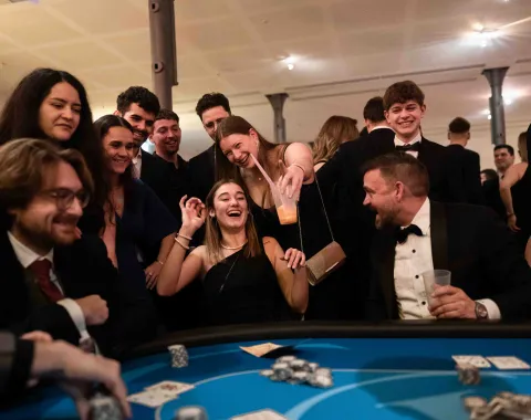 Lachendes-Paar-tanzt-Uniball-Liechtenstein