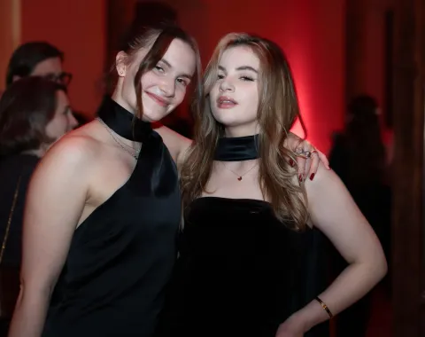 Zwei-Frauen-schwarze-Kleider-Uniball-Liechtenstein