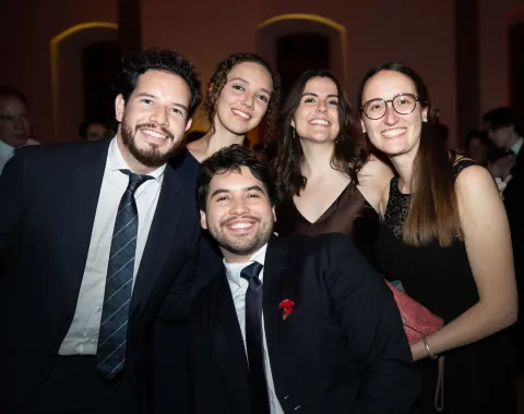 Fünf-Personen-posieren-für-Foto-Uniball