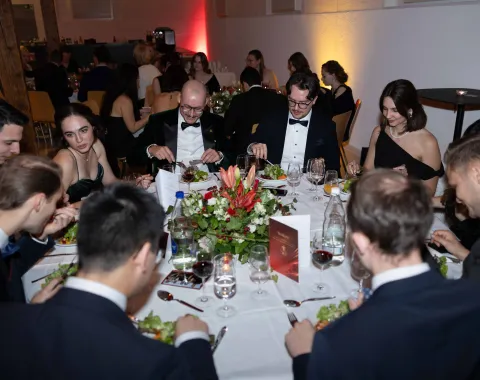 Gäste-essen-Vorspeise-Universitätsball-Liechtenstein