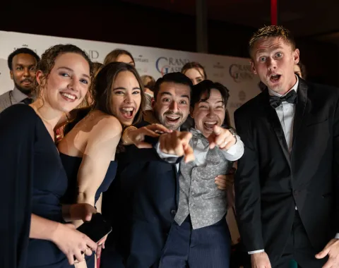 Junge-Gaeste-zeigen-auf-Kamera-Uniball-Liechtenstein