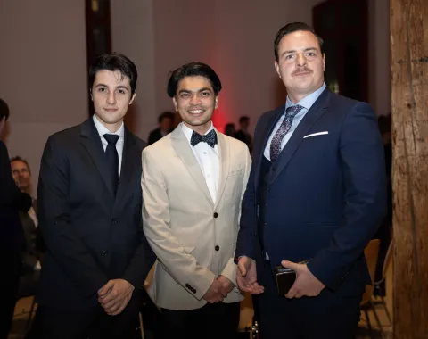 Drei-Maenner-posieren-Uniball-Uni-Liechtenstein