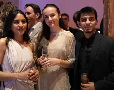 Drei-Gaeste-mit-Getraenken-Uniball-Liechtenstein