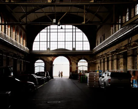 Dunkles Bild einer alten Lagerhalle