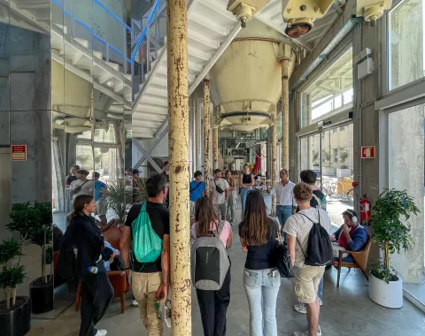 Gruppe Studierender in einem umgebauten Industriegebäude