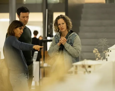 Menschen, die auf Architekturmodelle schauen