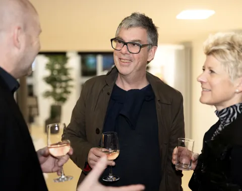 Nahaufnahme von drei Menschen, die sich unterhalten