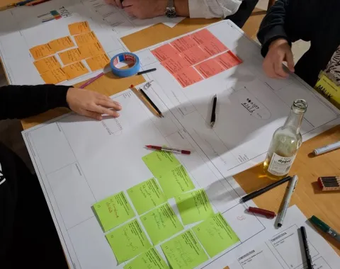 Ein Tisch mit bunten Notizzetteln