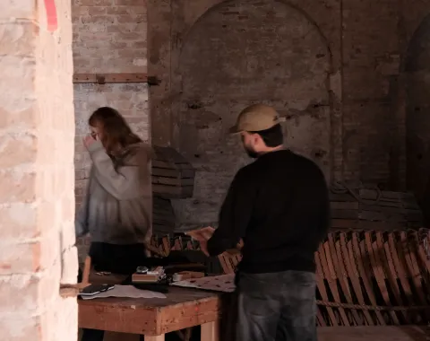 Zwei Personen mit einem Holztisch