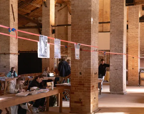 Eine grosse Halle mit aufgehängten Zeichnungen