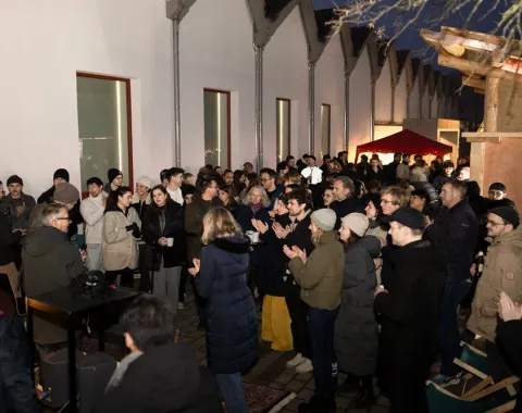 Zahlreiche Gäste füllen den Platz vor dem Red Pavillon.