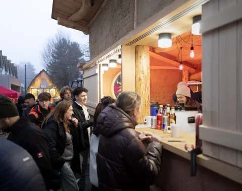 Gäste treffen sich bereits am Nachmittag am Red Pavillon.