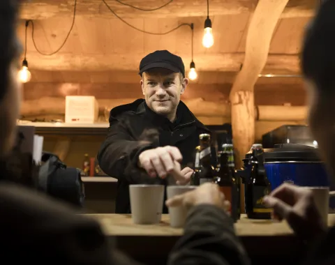 Professoren schenken die Getränke aus