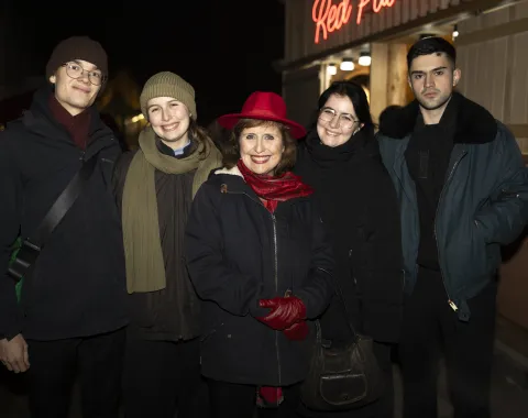 Studierende und Mitarbeitende im Gespräch.