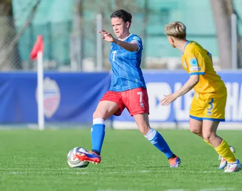 Frauenfussball Spielszene mit Spielerin aus Liechtenstein im Angriff während internationalem Match