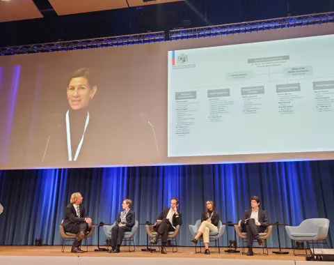 Paneldiskussion auf Konferenzbühne mit Vortragender und Expertinnen bei internationaler Veranstaltung
