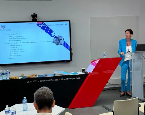 Vortrag zu Space Law mit Präsentationsscreen und Publikum in moderner Seminarumgebung