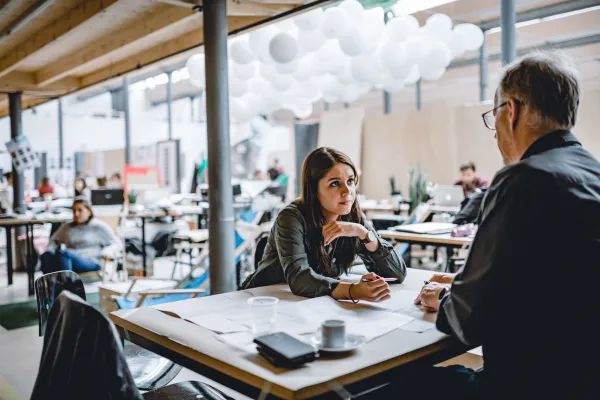Studentin und Dozent im Gespräch in dem Architektur-Atelier der Universität Liechtenstein