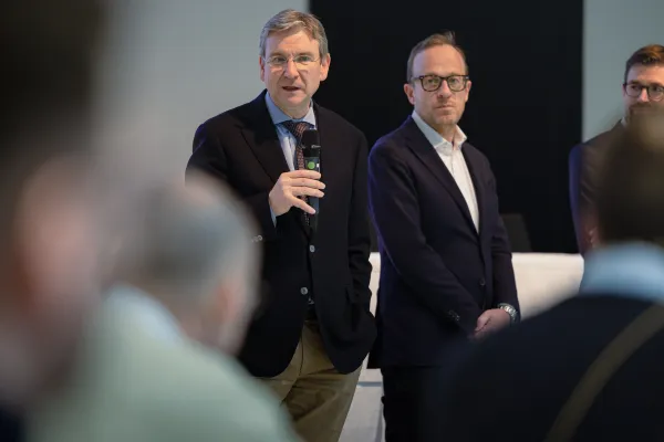 Vortrag an der Universität Liechtenstein mit einem Redner, der vor Publikum in einem Weiterbildungssetting spricht.