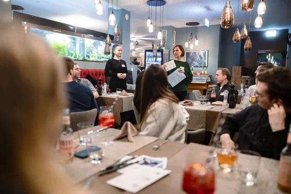 Alumni Veranstaltung der Universität Liechtenstein mit Begrüssung durch Simone Brandenberger im Restaurant