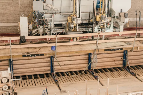 Architektur-Fertigungsanlage-fuer-Lehm--earth-HUB-der-Liechtenstein-School-of-Architecture-Erden_Werkhalle.