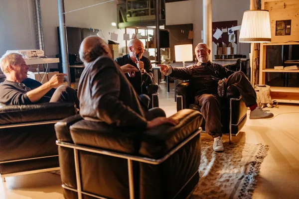 Architekt Peter Zumthor auf einem Sessel im Atelier der Liechtenstein School of Architecture