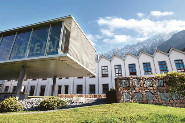 Bild der Universität Liechtenstein, von welcher vier wissenschaftliche Arbeiten zur Verbesserung der Interpretierbarkeit von Machine Learning Modellen durch LLM-Chatbots an der European Conference on Information Systems präsentiert wurden.