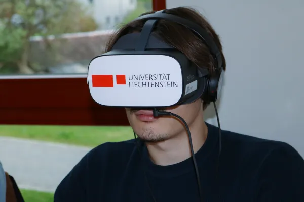 Student mit Virtual-Reality-Brille der Universität Liechtenstein bei einer digitalen Lehrveranstaltung.