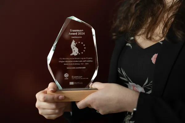 Frau hält Erasmus-Plus-Award 2024 der Universität Liechtenstein.