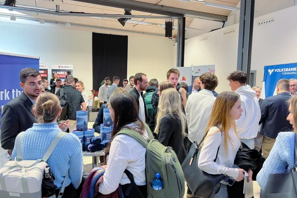 Viele Studierende auf dem Karrieretag 2024 der Universität Liechtenstein