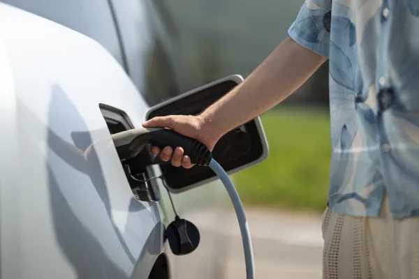 Ladevorgang eines Elektroautos auf dem Campus der Universität Liechtenstein als Zeichen für nachhaltige Mobilität.