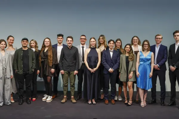 Auf dem Bild zu sehen sind die Absolventen des Bachelors of Science in Architektur.