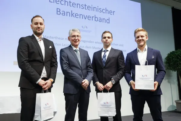 Dr. Hans-Werner Gassner zusammen mit Dario Sinnesberger, Tom Hermes und Nicolas Baumann, welche gerade ihr Diplom erhalten haben.