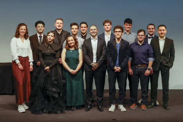 Auf dem Bild sind die Absolvent:innen des Bachelor of Science Architecture.