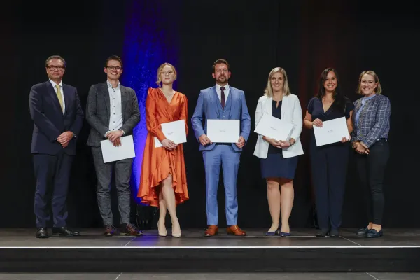 Anton Rüf, Lukas Voellmecke, Veronica Hermes, Adrian Vogler, Katja Moosleithner, Mirjam Schüssler und Prof. Dr. Alexandra Butterstein zusammen auf einem Foto.