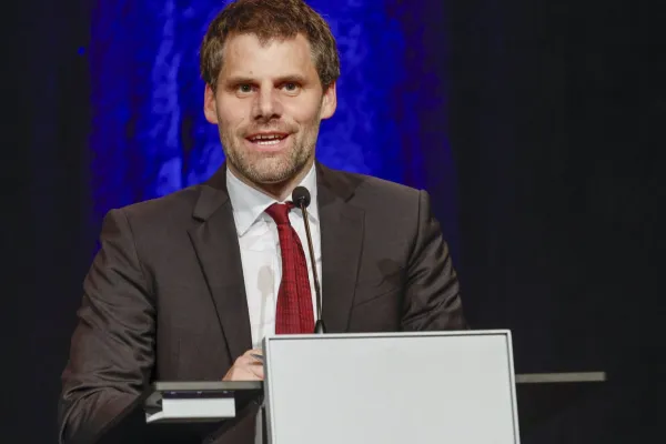 Rektor Christian Frommelt hält eine Rede.