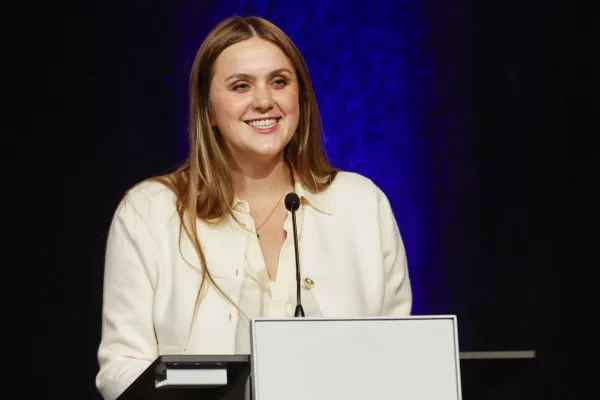Sabrina Hodzic hält eine Rede.