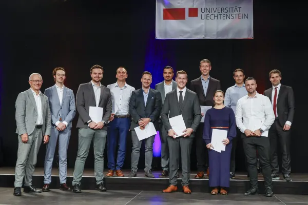 Auf dem Bild sind Prof. Dr. Leo Brecht, Absolvent:innen MBA in Technologie und Innovation mit Clemens Armellini und Dr. Christian Frommelt.