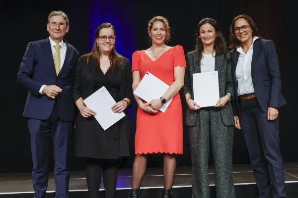 Prof. Dr. Martin Wenz, Jennifer Piras, Stephanie Marxer und Dajana Ehm, mit Dr. iur. Christa Burschowsky sind gemeinsam auf einem Bild.