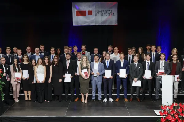 Auf dem Bild sind die Absolvent:innen des Bachelor of Science Betriebswirtschafslehre.