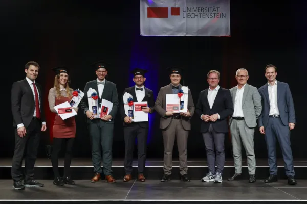 Auf dem Bild sind Dr. Christian Frommelt, Arabella Nigg-Stock, Simon Liegl, Sebastian Moder und Martin Weber, mit Prof. Dr. Jan vom Brocke, Prof. Dr. Leo Brecht und Prof. Dr. Marco Furtner.