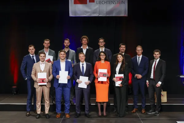 Auf dem Bild sind die Absolvent:innen des Masters of Science Finance.